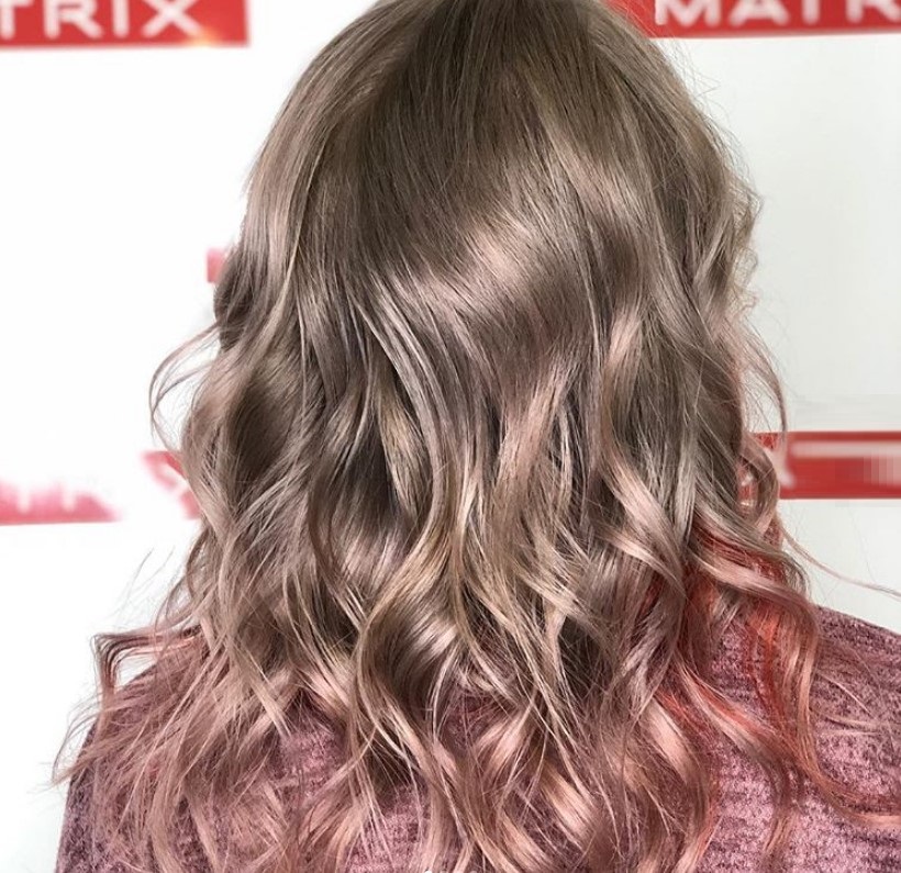 Стильные, актуальные розовые волосы в 2021 году: свежие фото