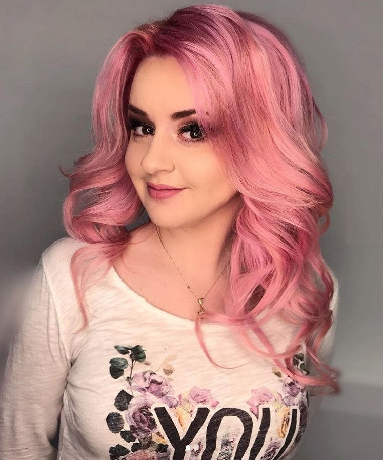 Стильные, актуальные розовые волосы в 2021 году: свежие фото