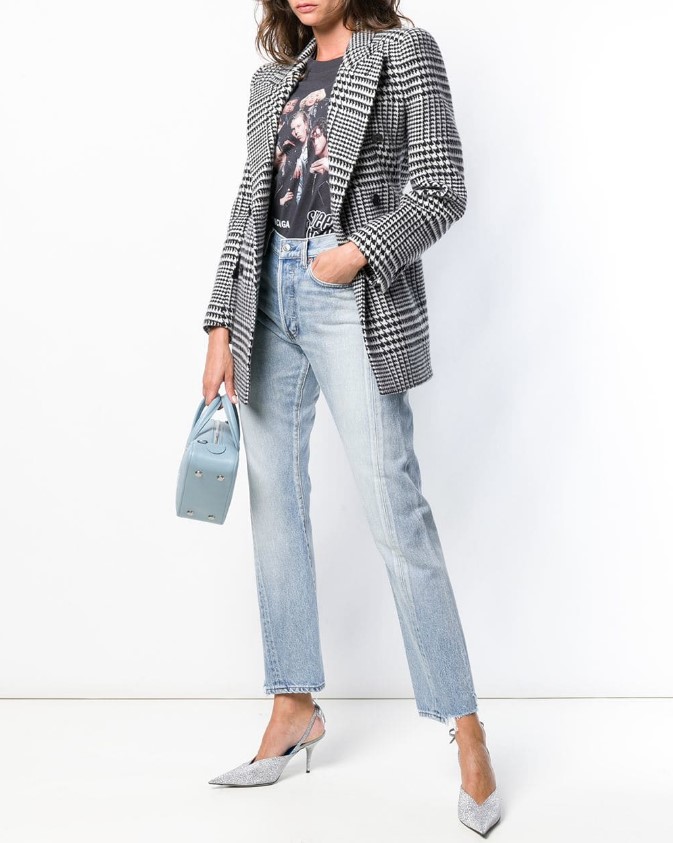 Стильные женские джинсы в модном сезоне весна-лето 2022 фото
