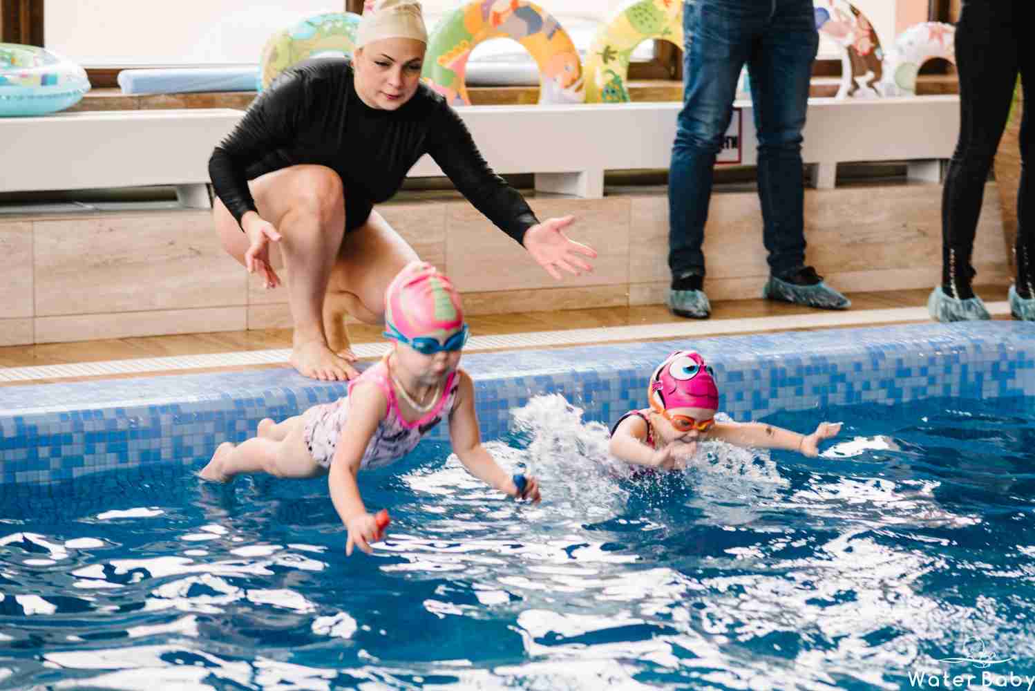 Детский бассейн: плюсы раннего плавания