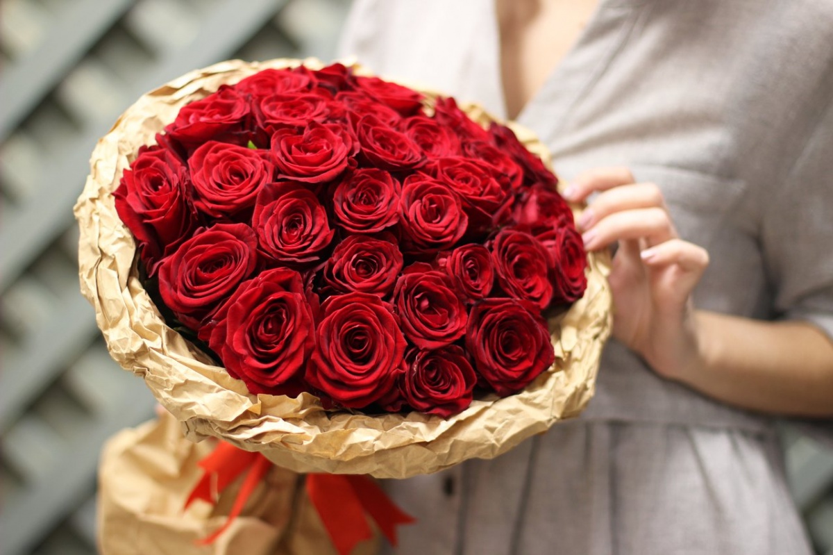 Букет красных роз с доставкой - это всегда сюрприз