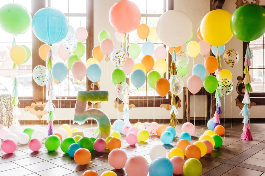 Как оформить шарами помещение для праздника?