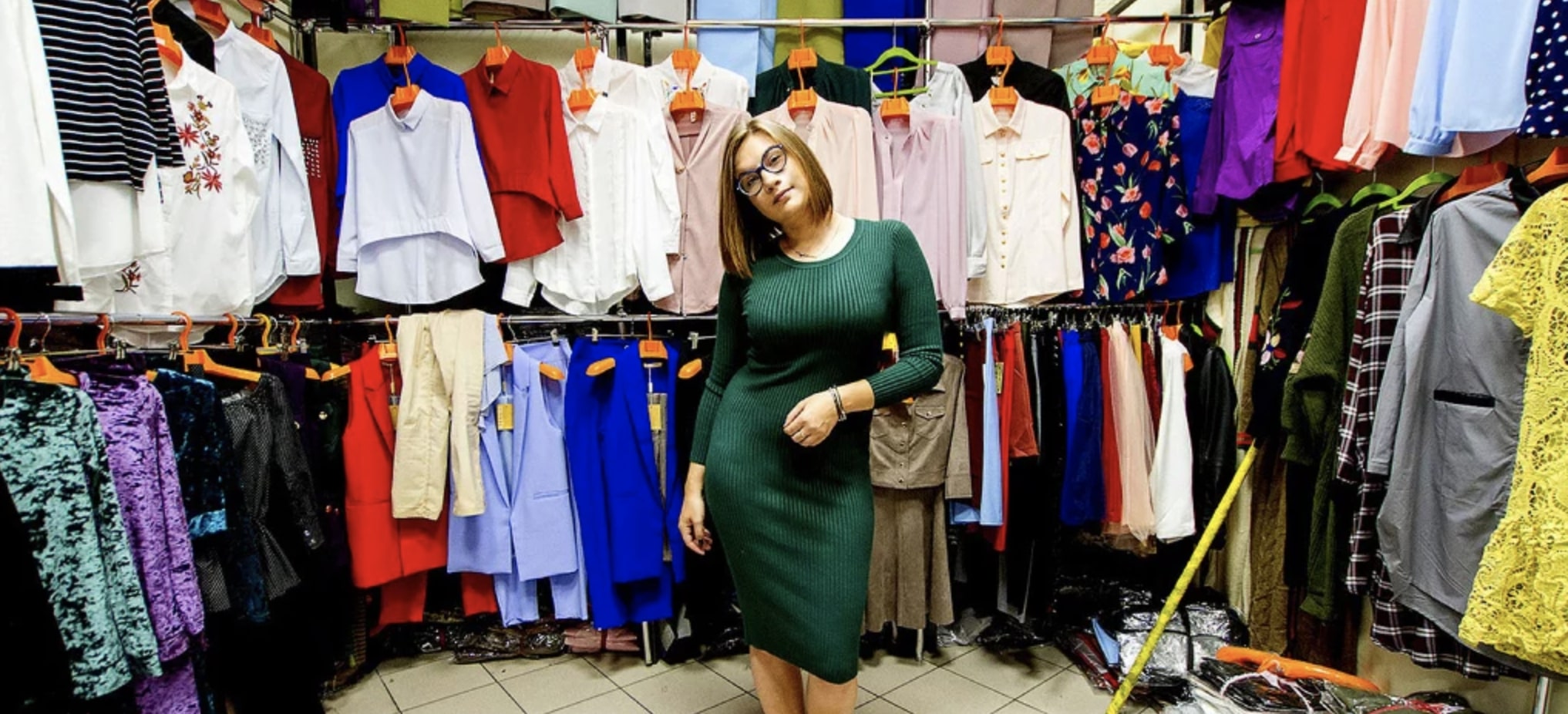 Москва недорогой одеваться. Платья на рынке. Рынок одежды. Магазин женской одежды рынок. Вещи с рынка.